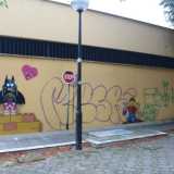 Il locale di Gaetano � un po� il fulcro del giardino. Da poco l�artista Pao lo ha arricchito con due murales, andatisi ad aggiungere ai tanti graffiti illegali che deturpano la struttura